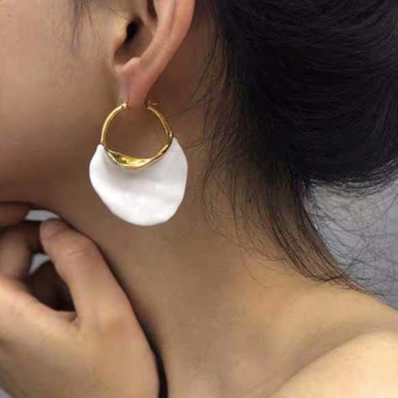 Jewelry - White Shell Irregular Gold Hoop Elegant Earrings